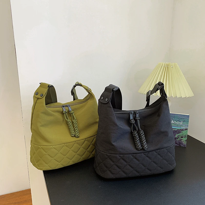 Simple Square Shoulder Bag Nylon Cloth Women's Bag handbag lady Wide shoulder strap messenger bags for women Versatile Satchel
Simple Square Shoulder Bag Nylon Cloth Women's Bag handbag lady Wide shoulder strap messenger bags for women Versatile Satchel