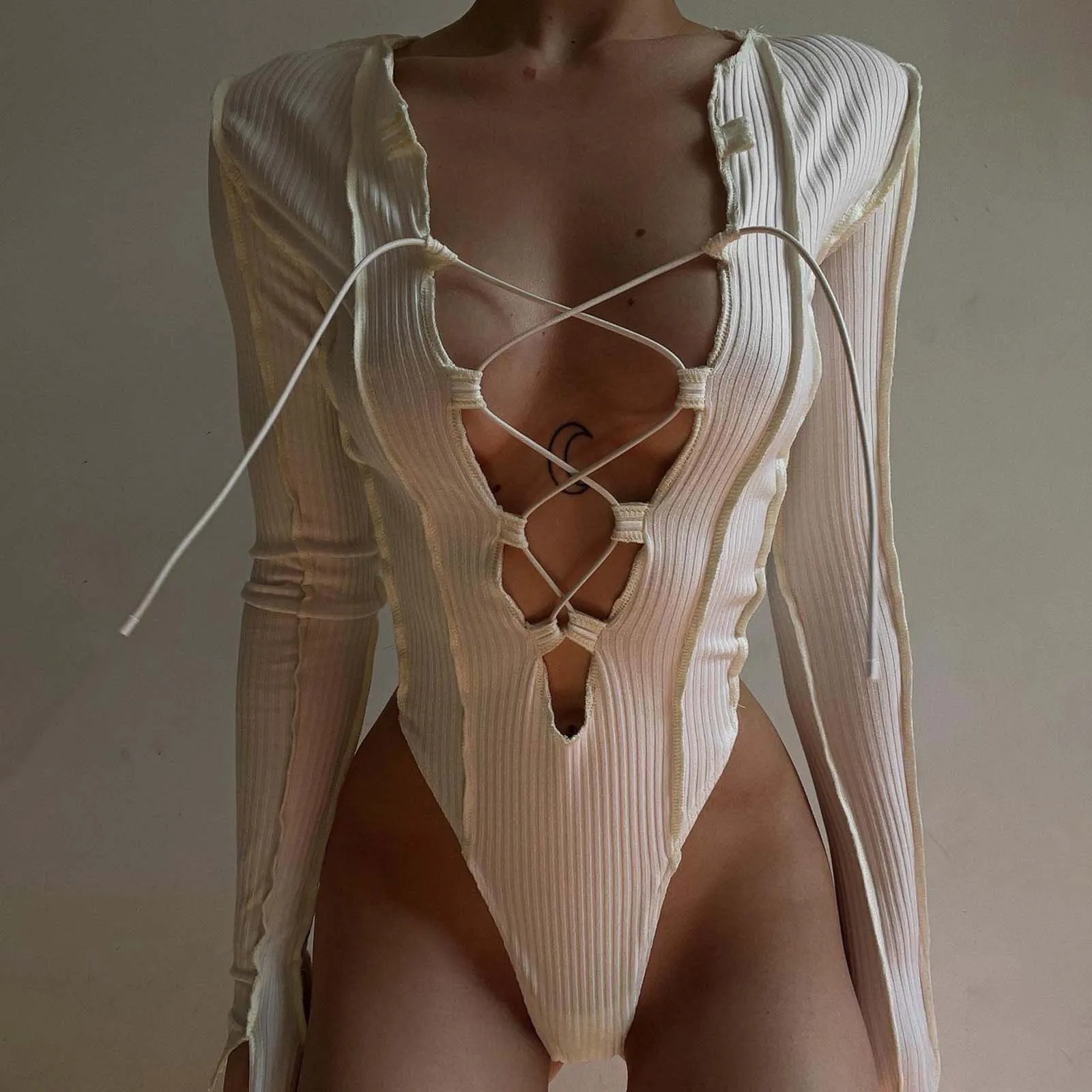 Женское однотонное боди с V-образным вырезом и перекрестной шнуровкой 
Женское однотонное боди с V-образным вырезом и перекрестной шнуровкой