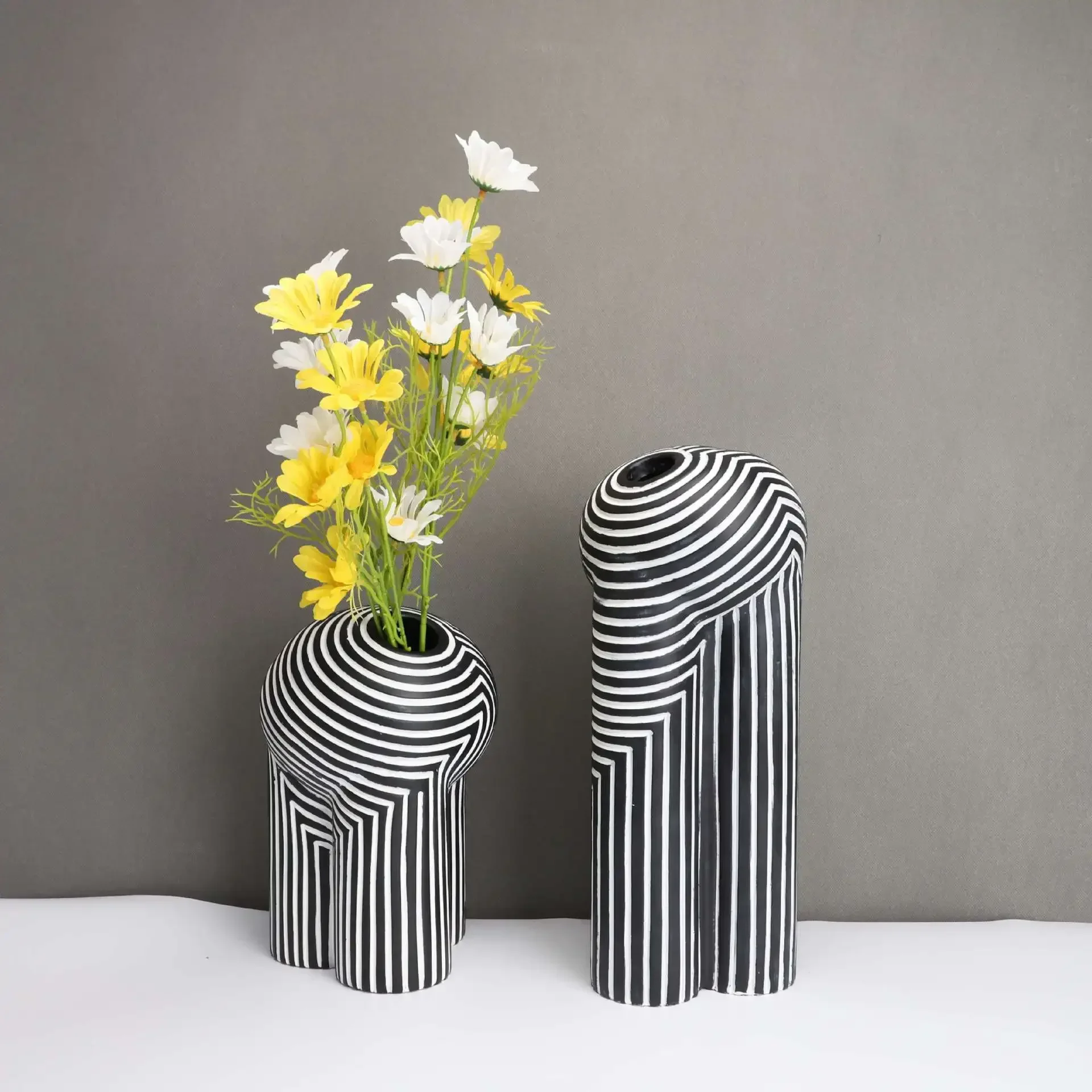 Creative Resin Vase Black and White Striped Flowerware Abstract Geometry Crafts Home Furnishing Decoration Terrarium Vases Pots
Creative Resin Vase Black and White Striped Flowerware Abstract Geometry Crafts Home Furnishing Decoration Terrarium Vases Pots