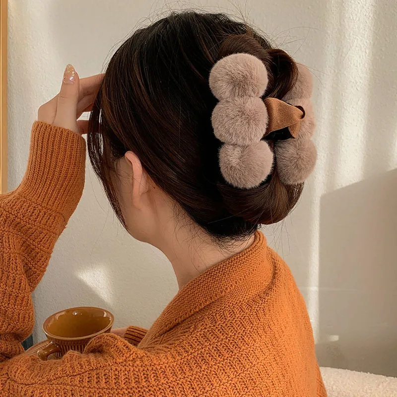 1PCS High Wool Ball Autumn Winter Female Hairpin 3 Color 6 Hairball Women's Plush Hair Clips Headdress
1PCS High Wool Ball Autumn Winter Female Hairpin 3 Color 6 Hairball Women's Plush Hair Clips Headdress