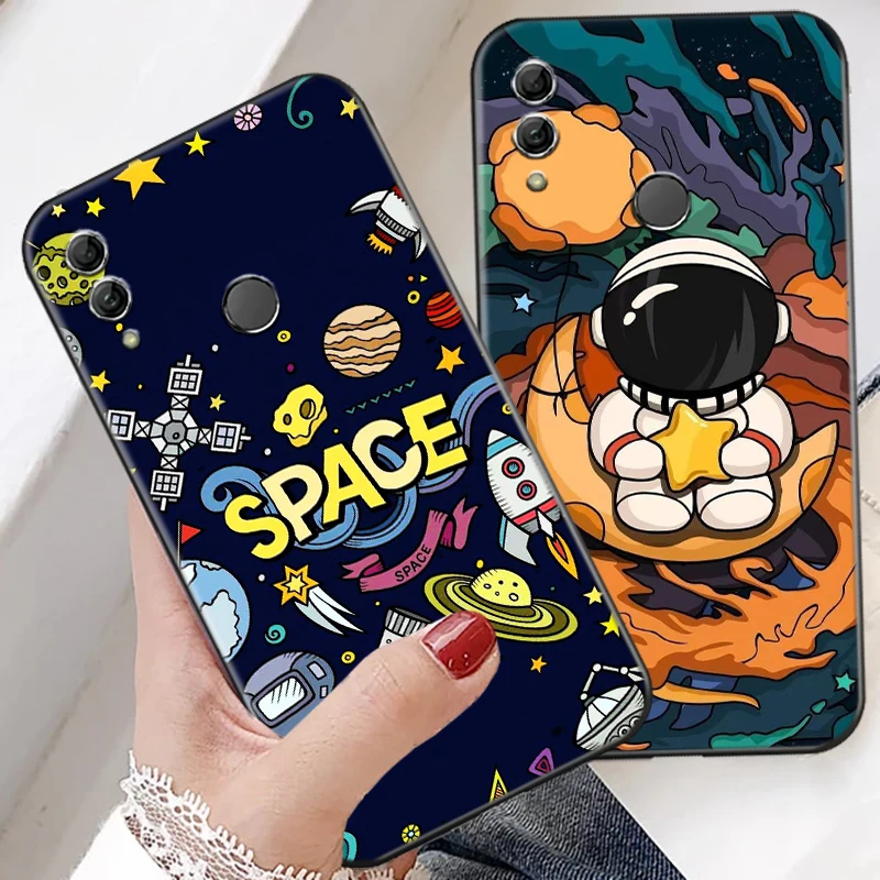 Cartoon Astronaut Phone Case For Huawei Honor 30S 30 Lite Pro 20 V20 20i 20 Lite 10 V10 10i 10 Lite Carcasa Silicone Cover
Cartoon Astronaut Phone Case For Huawei Honor 30S 30 Lite Pro 20 V20 20i 20 Lite 10 V10 10i 10 Lite Carcasa Silicone Cover