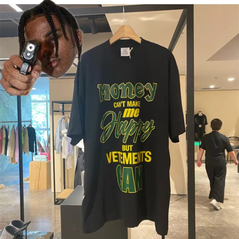 Мужская и женская футболка оверсайз с надписью «Money Can't Make Me Happy But Vetement Can»
Мужская и женская футболка оверсайз с надписью «Money Can't Make Me Happy But Vetement Can»