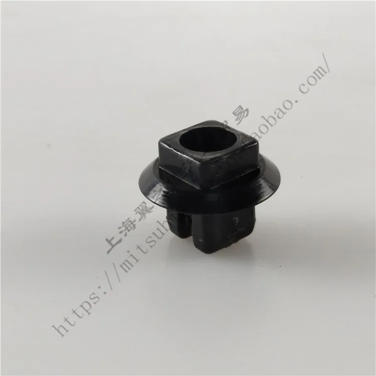 Зажим для переднего и заднего крыла фары Mitsubishi lancer fortis EVO10
Зажим для переднего и заднего крыла фары Mitsubishi lancer fortis EVO10