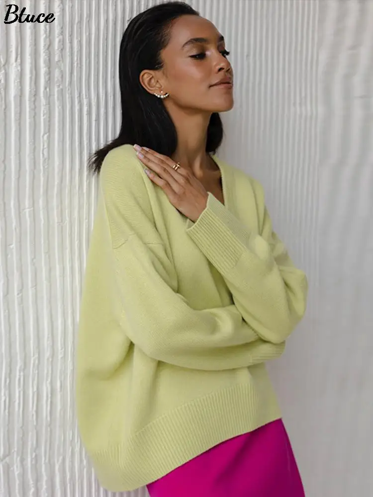 Женский трикотажный пуловер с V-образным вырезом и длинным рукавом 
Женский трикотажный пуловер с V-образным вырезом и длинным рукавом