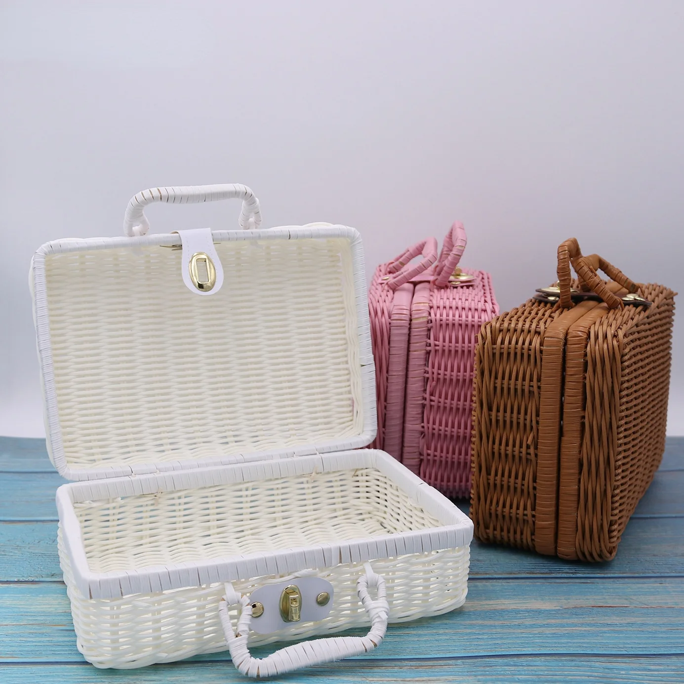 Rattan Portable Storage Box Picnic Basket, Photo Prop Box Suitcase Hand Gift Box Storage Basket with Lid, Rattan Box
Rattan Portable Storage Box Picnic Basket, Photo Prop Box Suitcase Hand Gift Box Storage Basket with Lid, Rattan Box