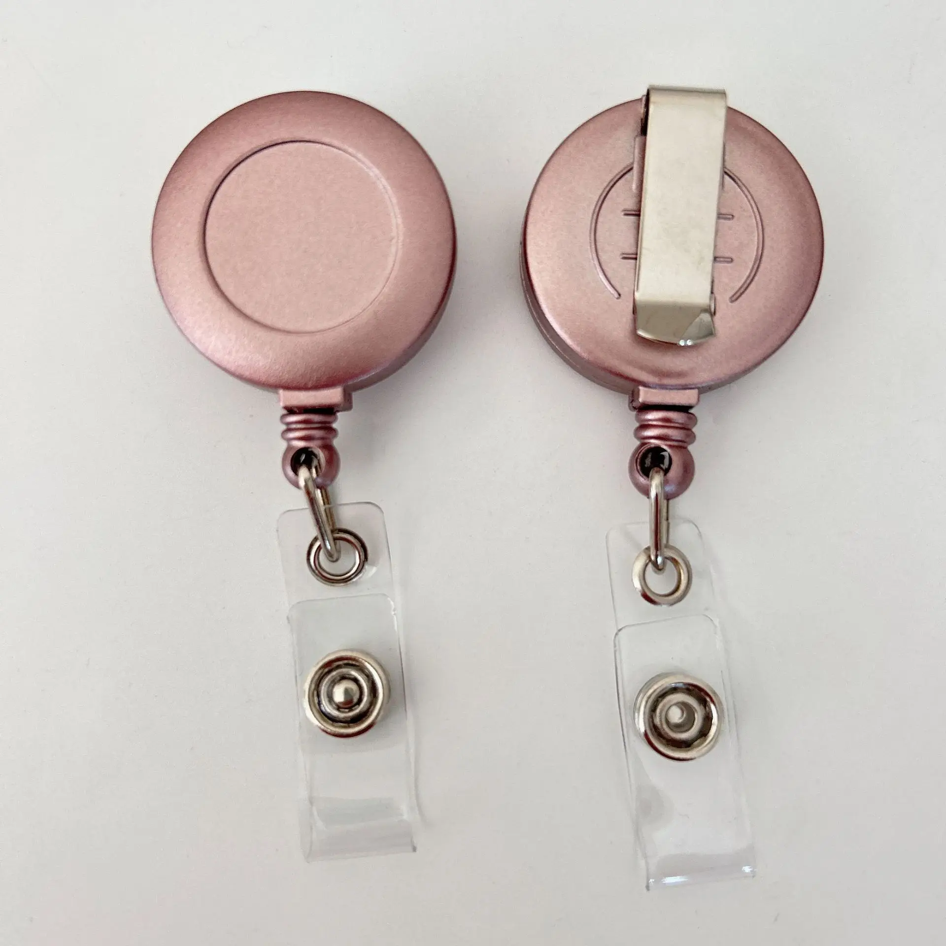 1 шт., золотистый, серебристый, розовое золото, легко тянущаяся пряжка, катушка для выставочного бейджа, выдвижной держатель для бейджа, ремешки, катушка для значка медсестры
1 шт., золотистый, серебристый, розовое золото, легко тянущаяся пряжка, катушка для выставочного бейджа, выдвижной держатель для бейджа, ремешки, катушка для значка медсестры