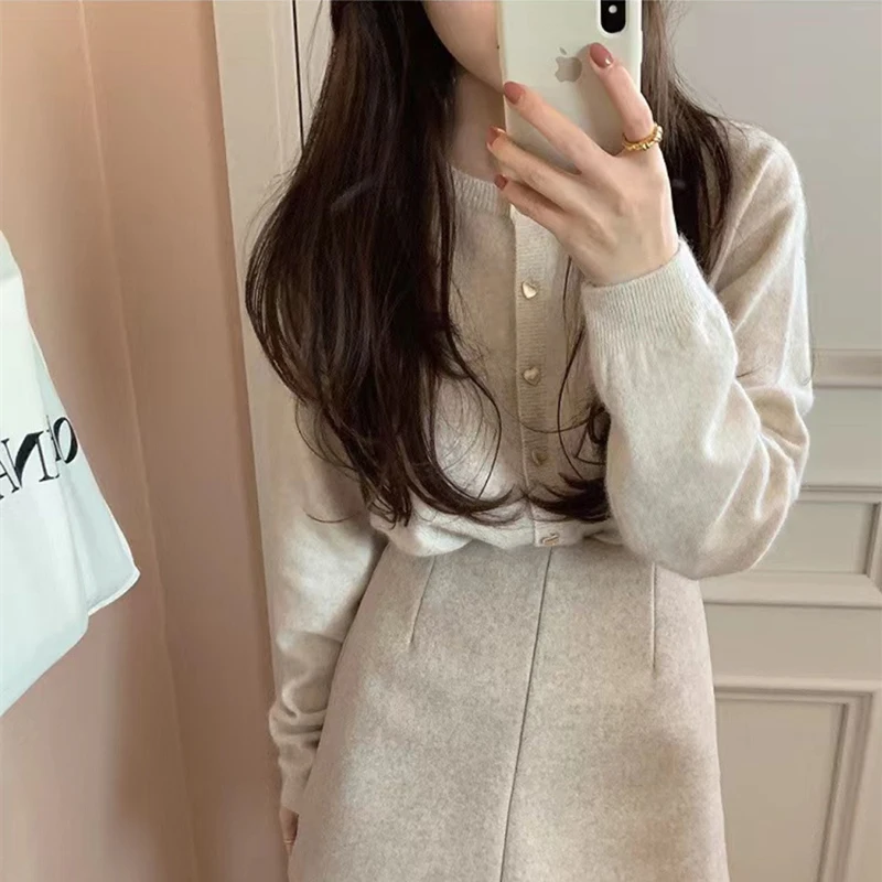 Autumn Women Sweaters Korea Japan Stylish Solid Color Full Sleeve Short Knitting Winter Female Cardigan with Button C5204
Autumn Women Sweaters Korea Japan Stylish Solid Color Full Sleeve Short Knitting Winter Female Cardigan with Button C5204