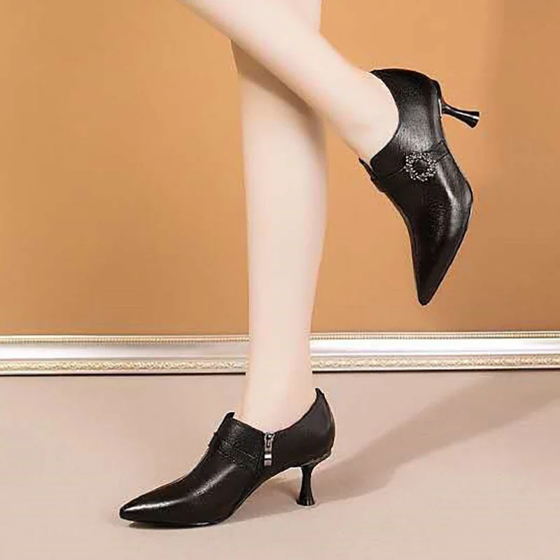 Женские ботинки с острым носком, черные ботинки на тонком каблуке, с пряжкой с кристаллами, осень 2021
Женские ботинки с острым носком, черные ботинки на тонком каблуке, с пряжкой с кристаллами, осень 2021