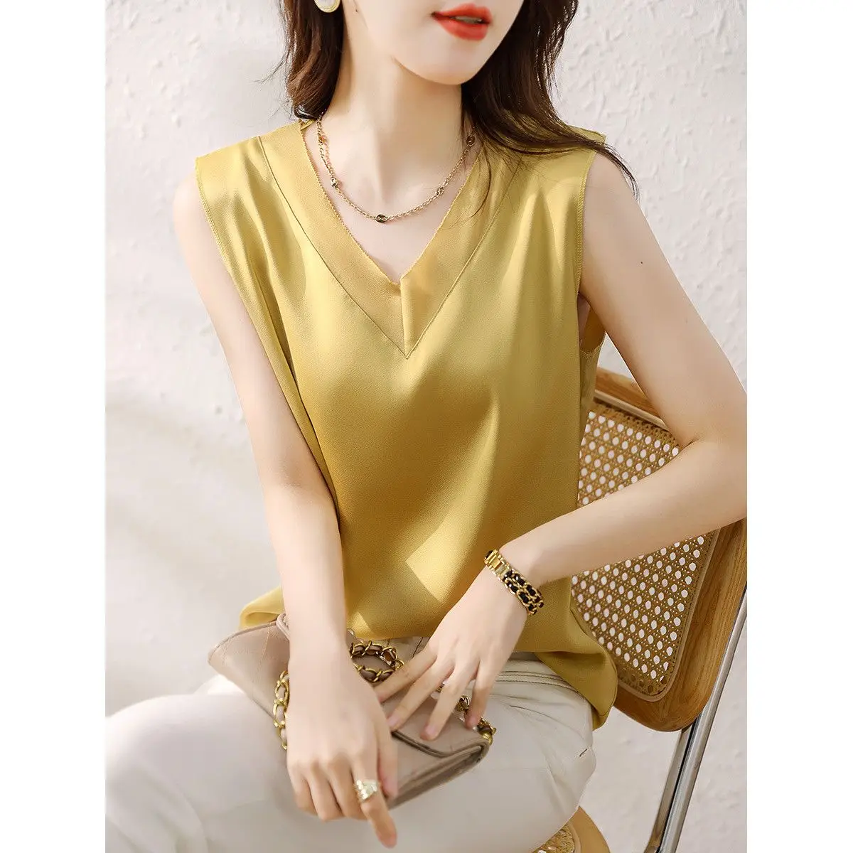 Commuter Versatile Underlay Lady Tank Top 2023 Summer New Women Fashion Sexy V-Neck Solid Color Outwear Strap
Commuter Versatile Underlay Lady Tank Top 2023 Summer New Women Fashion Sexy V-Neck Solid Color Outwear Strap