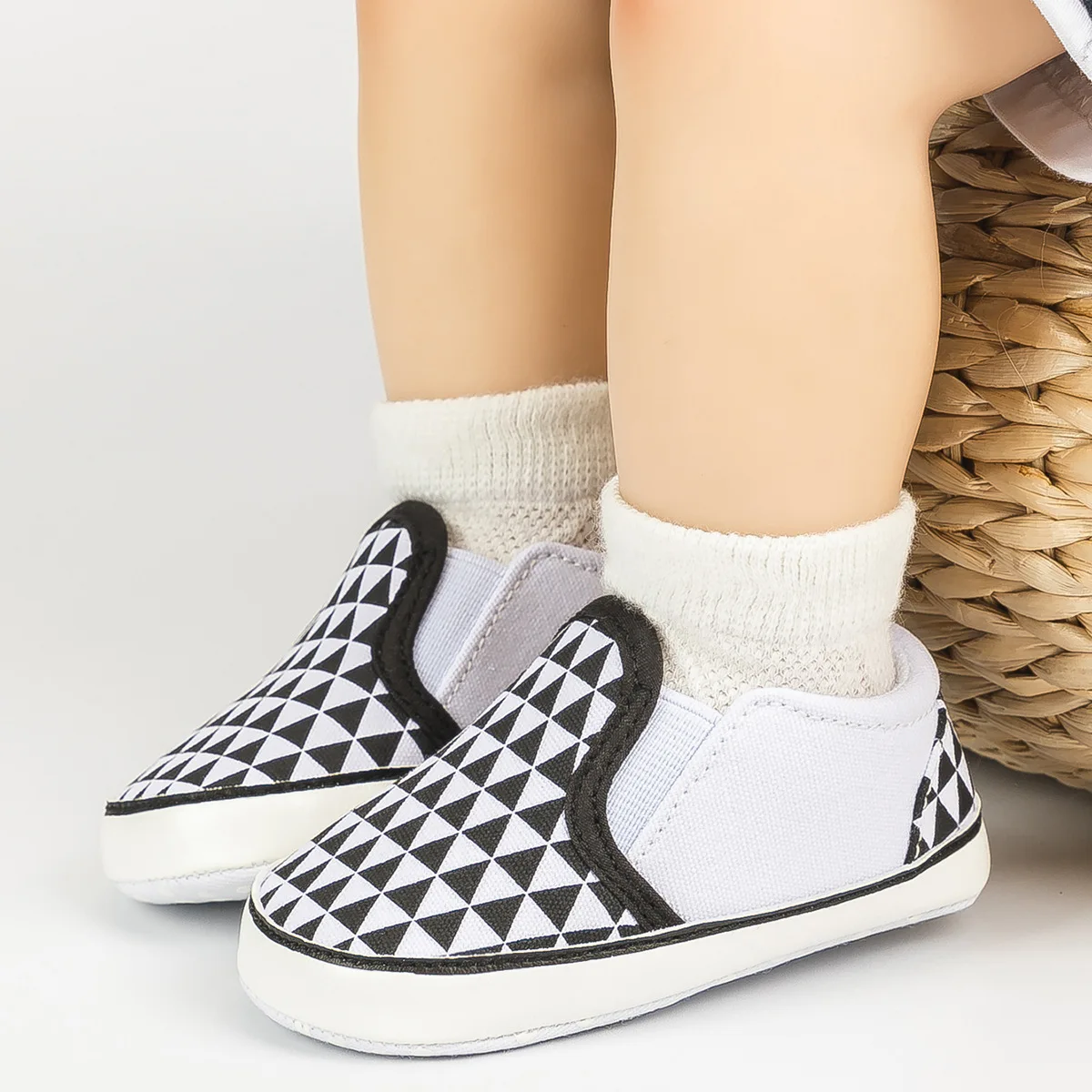 Newborn Plaid Baby Crib Shoes Boy Girls Comfortable Soft Sole Fashion Classical Lattice Canvas Infant Walking Shoes
Newborn Plaid Baby Crib Shoes Boy Girls Comfortable Soft Sole Fashion Classical Lattice Canvas Infant Walking Shoes
