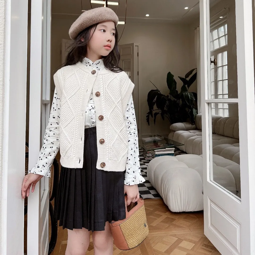 Kids sweater boys and girls off-white vest knitted vest 100% cotton sleeveless waistcoat cardigan sweater 
Kids sweater boys and girls off-white vest knitted vest 100% cotton sleeveless waistcoat cardigan sweater