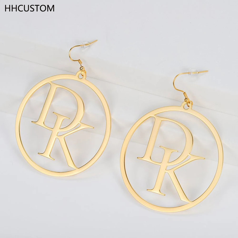 HHCUSTOM индивидуальные серьги с инициальными буквами из нержавеющей стали, большие кулоны на обруче, серьги-гвоздики для женщин, ювелирные изд...
HHCUSTOM индивидуальные серьги с инициальными буквами из нержавеющей стали, большие кулоны на обруче, серьги-гвоздики для женщин, ювелирные изд...