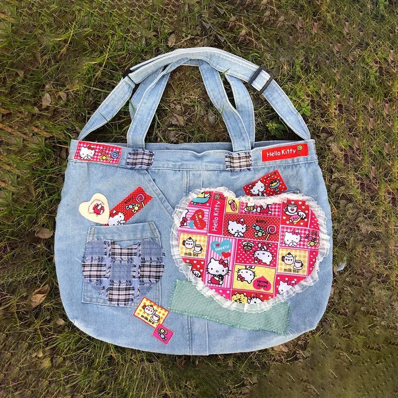 Kawaii Sanrioed Single Room Handbag Cartoon Cute Splicing Jeans Messenger Bag Anime Girl Heart Shopping Bag Gift for Girls
Kawaii Sanrioed Single Room Handbag Cartoon Cute Splicing Jeans Messenger Bag Anime Girl Heart Shopping Bag Gift for Girls