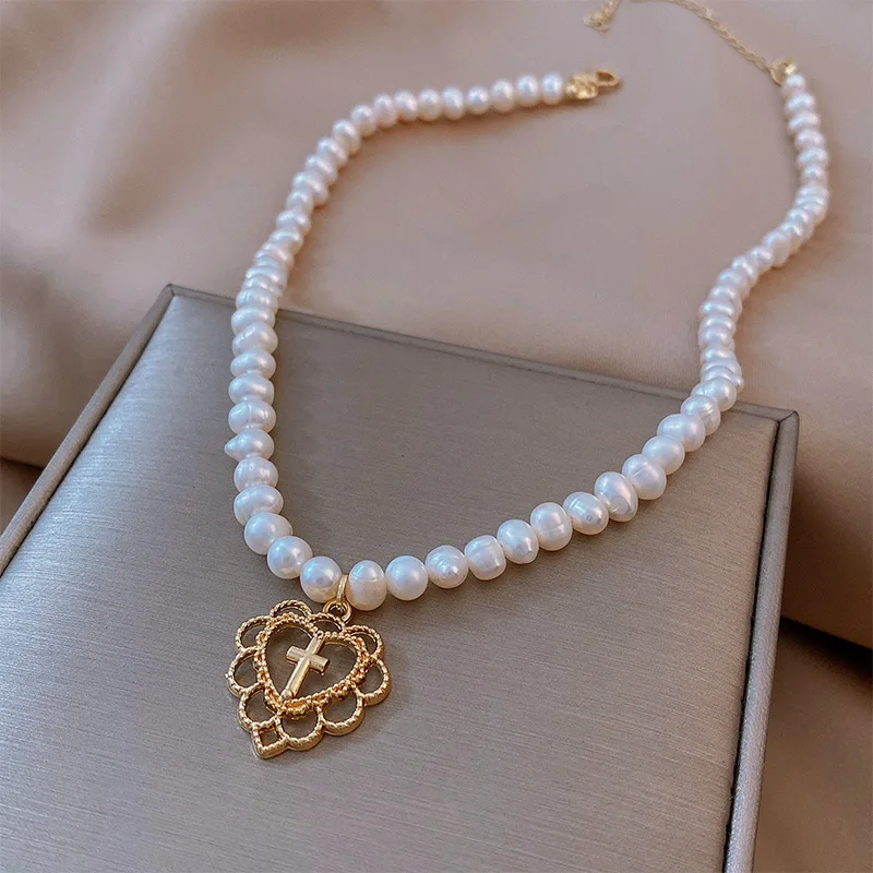 

Элегантное ожерелье с полыми искусственными камнями, короткая цепочка-чокер до ключиц, ожерелье с жемчужными бусинами, очаровательные украшения для женщин. Девушки