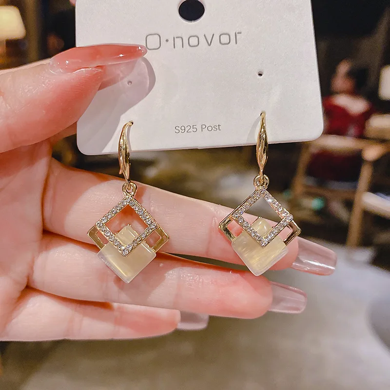 2022 Fashionable High-end Earrings Korean Temperament Net Red Opal Long Earrings Jewelry Ladies Gold Stainless Steel Earrings
2022 Fashionable High-end Earrings Korean Temperament Net Red Opal Long Earrings Jewelry Ladies Gold Stainless Steel Earrings