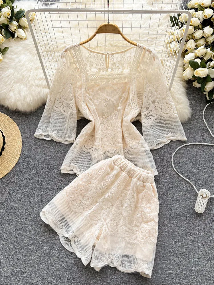 2022 Summer Fashion Two Piece Set Women's Suit Shorts Sets Organza Lace Embroidery Top + Wide-Leg Shorts Elegant Female Outfits
2022 Summer Fashion Two Piece Set Women's Suit Shorts Sets Organza Lace Embroidery Top + Wide-Leg Shorts Elegant Female Outfits