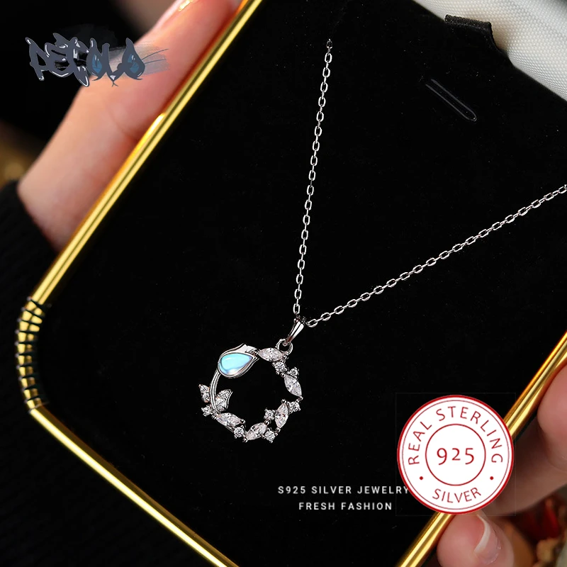 Exquisite S925 Silver Necklace for Women Fashion Circle Flower Pendant Fashion Moonstone Women's Clavicle Chain Party Jewelry
Exquisite S925 Silver Necklace for Women Fashion Circle Flower Pendant Fashion Moonstone Women's Clavicle Chain Party Jewelry