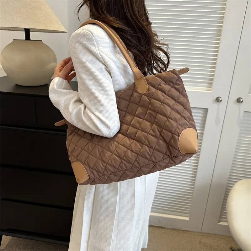 NEW Large Shoulder Side Bag for Women 2024 Trend Winter Commute Bag Simple Solid Color Big Capacity Tote Bags Nylon Handbag
NEW Large Shoulder Side Bag for Women 2024 Trend Winter Commute Bag Simple Solid Color Big Capacity Tote Bags Nylon Handbag