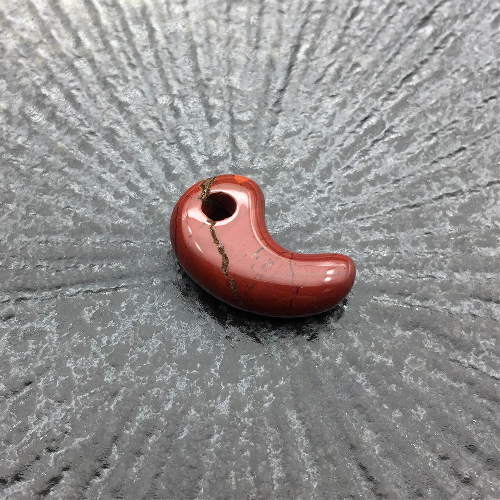 Кулон Магатама из камня 
Кулон Магатама из камня