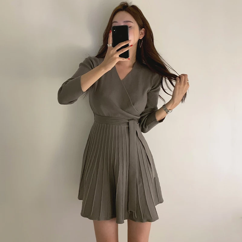 Elegant Belt Sweater Dress Korean Chic Autumn Winter Vintage Temperament V-neck Lace Up Waist Long Sleeve Knitted Short Dresses 
Elegant Belt Sweater Dress Korean Chic Autumn Winter Vintage Temperament V-neck Lace Up Waist Long Sleeve Knitted Short Dresses