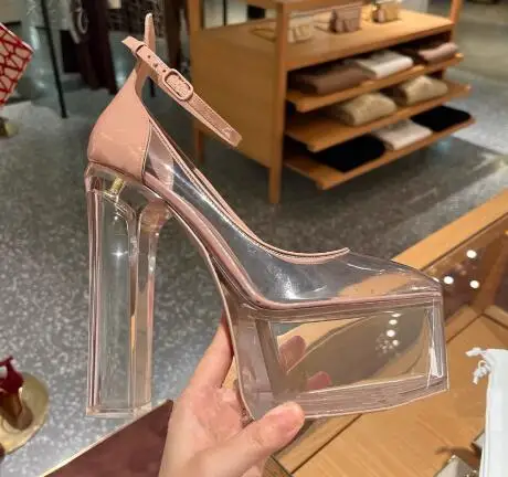 Прозрачные туфли-лодочки с закрытым носком на платформе с прозрачным каблуком; Женские вечерние туфли из ПВХ в стиле пэчворк с ремешком на щиколотке и пряжкой на квадратном не сужающемся книзу массивном каблуке
Прозрачные туфли-лодочки с закрытым носком на платформе с прозрачным каблуком; Женские вечерние туфли из ПВХ в стиле пэчворк с ремешком на щиколотке и пряжкой на квадратном не сужающемся книзу массивном каблуке