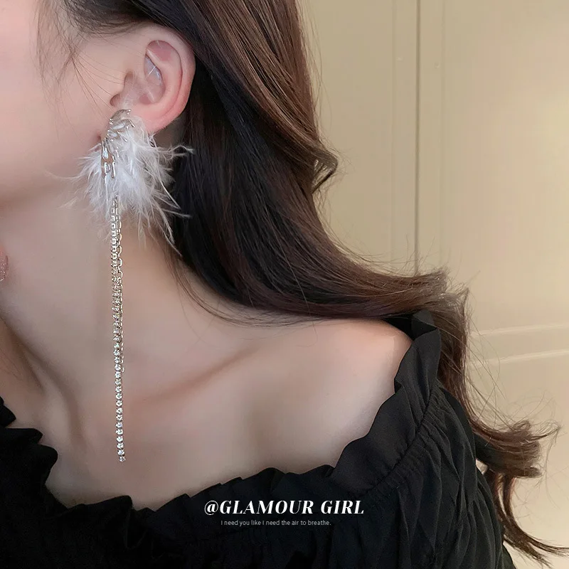 Asymmetry Long Retro Feather Exaggerated Earrings Women Thailand Drop-shaped Rhinestone Chain Tassel Earrings Wedding Jewelry
Asymmetry Long Retro Feather Exaggerated Earrings Women Thailand Drop-shaped Rhinestone Chain Tassel Earrings Wedding Jewelry
