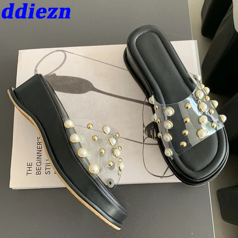 Шлепанцы женские на прозрачной танкетке, сланцы, обувь на каблуке, модные тапочки с бусинами, лето 2023
Шлепанцы женские на прозрачной танкетке, сланцы, обувь на каблуке, модные тапочки с бусинами, лето 2023