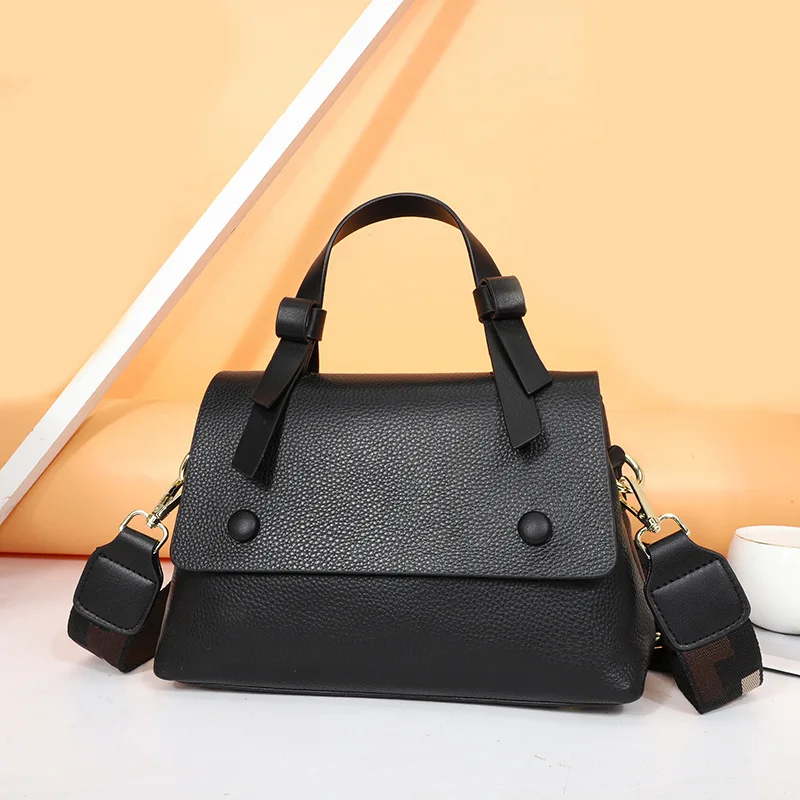 Genuine leather bag, new style, vintage, simple texture, women's handbag, one shoulder messenger bag, cowhide small square bag
Genuine leather bag, new style, vintage, simple texture, women's handbag, one shoulder messenger bag, cowhide small square bag
