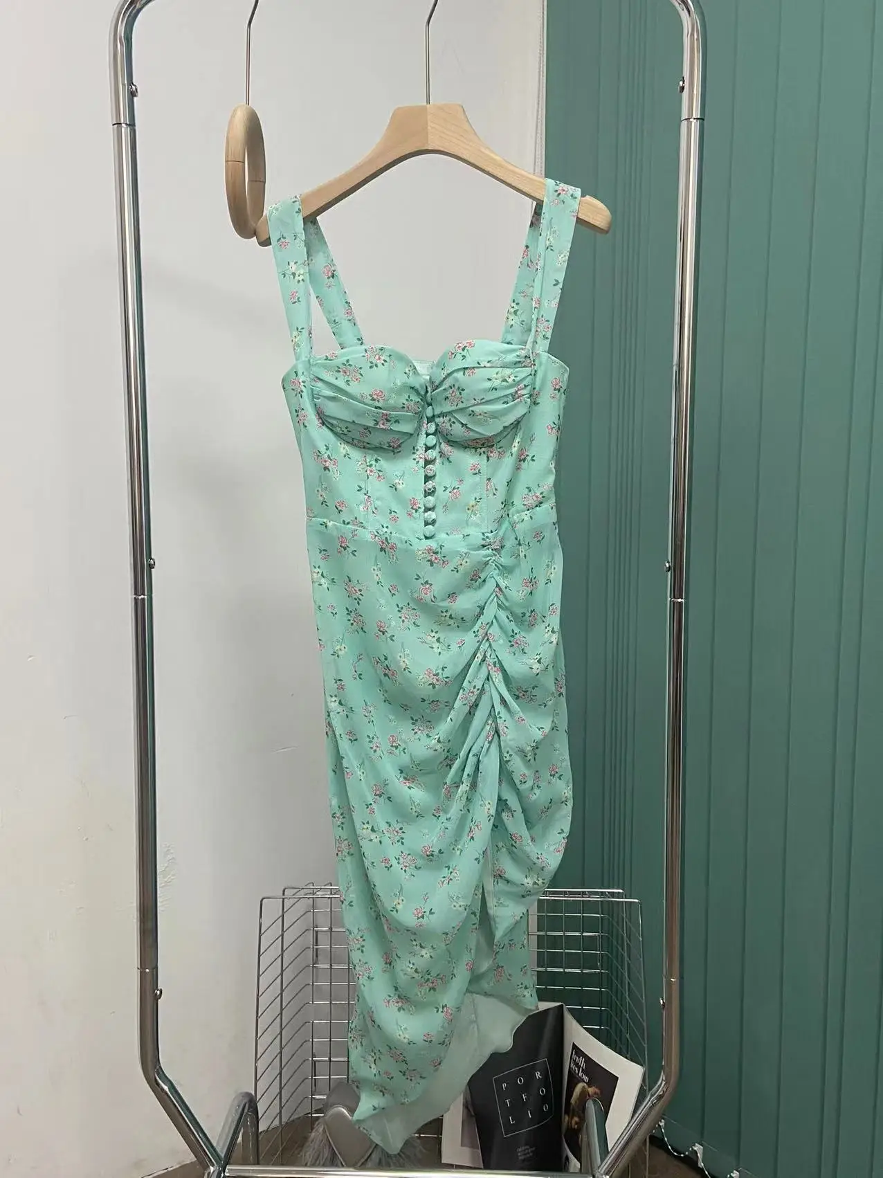 2023 Holiday wind summer new French retro goddess sexy suspender floral chiffon dress backless slit long skirt
2023 Holiday wind summer new French retro goddess sexy suspender floral chiffon dress backless slit long skirt