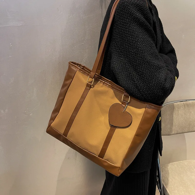 2022 New Vintage Casual Tote Bags for Women Large Capacity Commuter Shoulder Bag Heart Pendant Handbags Designer Top Handle Bags
2022 New Vintage Casual Tote Bags for Women Large Capacity Commuter Shoulder Bag Heart Pendant Handbags Designer Top Handle Bags