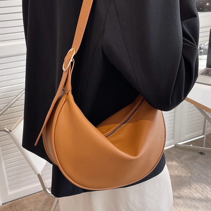 High-quality small bag female summer 2022 new fashion one-shoulder messenger bag minority design ins saddle bag
High-quality small bag female summer 2022 new fashion one-shoulder messenger bag minority design ins saddle bag