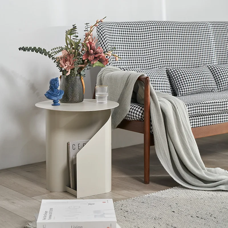 

Скандинавский минималистичный боковой столик, современный гостиной, диван, железный Маленький журнальный столик, мини-прикроватный столик для спальни, роскошный стол