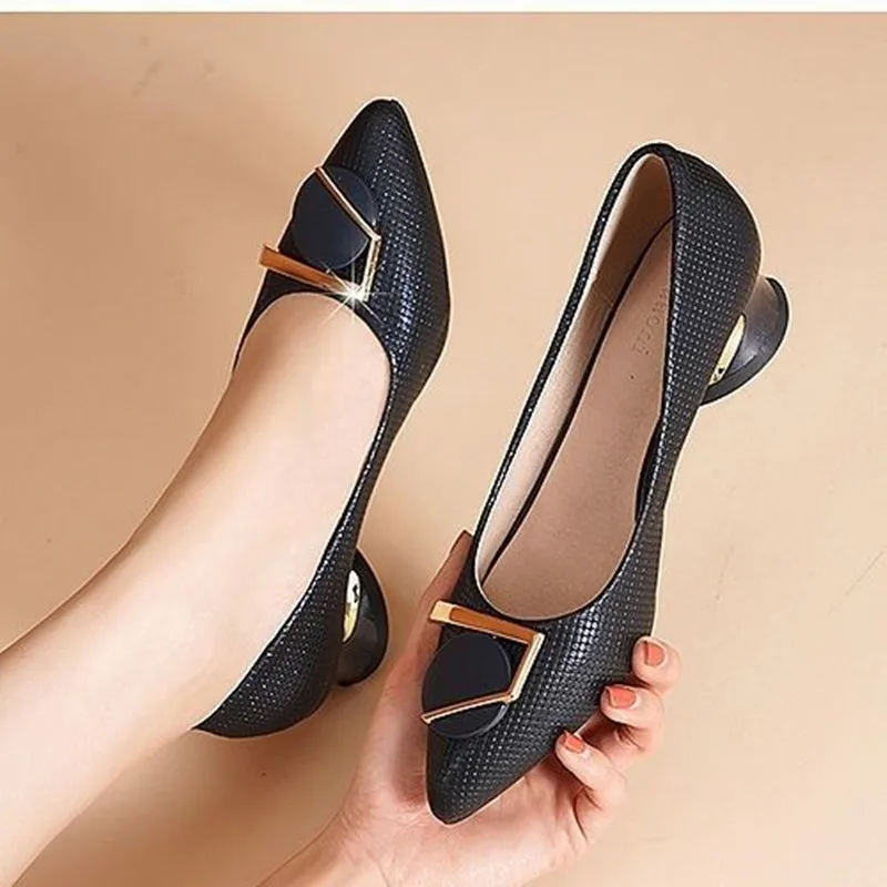 Женские туфли-лодочки из лакированной кожи, с острым носком
Женские туфли-лодочки из лакированной кожи, с острым носком