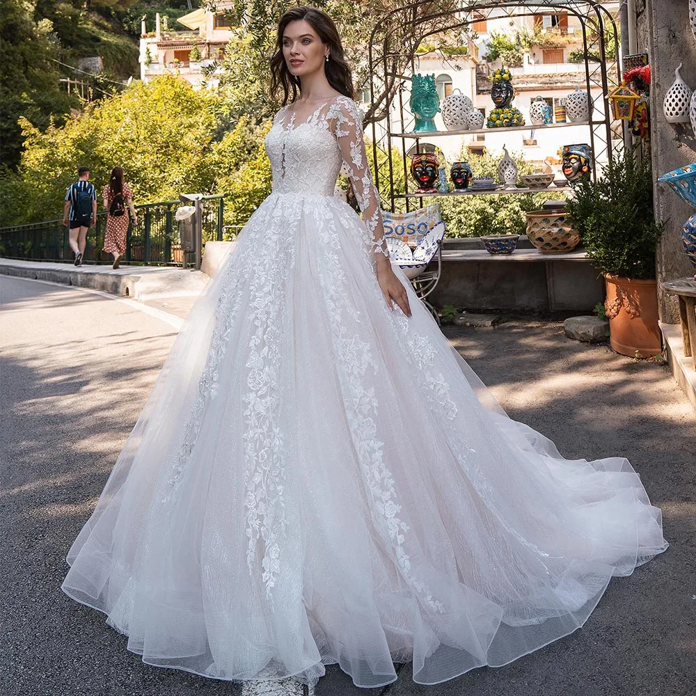 Ball Gown Wedding Dress Illusion Scoop Long Sleeves Applique Luxury Bridal Gowns Buttons Court Train Princess Vestido De Novia
Ball Gown Wedding Dress Illusion Scoop Long Sleeves Applique Luxury Bridal Gowns Buttons Court Train Princess Vestido De Novia