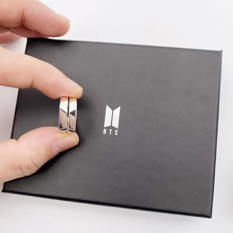 Набор Колец Kawaii Bt21 с гальваническим покрытием Bts парные кольца для женщин винтажные геометрические перекрестные кольца на палец
Набор Колец Kawaii Bt21 с гальваническим покрытием Bts парные кольца для женщин винтажные геометрические перекрестные кольца на палец