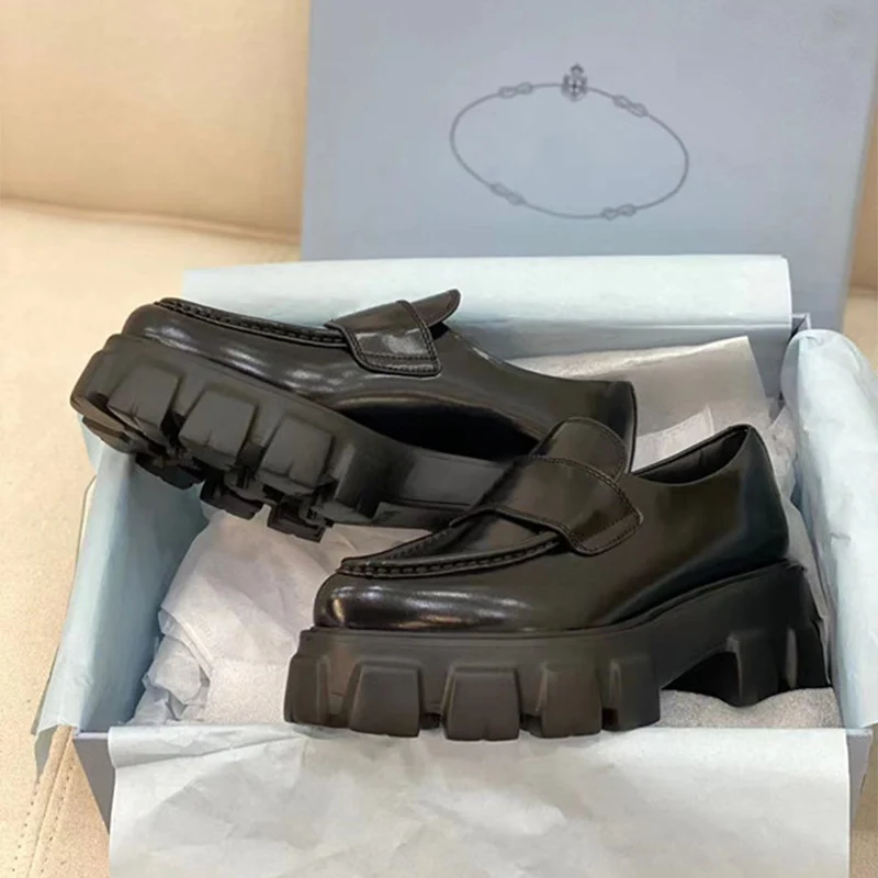 Туфли женские из натуральной кожи на платформе, с острым носком
Туфли женские из натуральной кожи на платформе, с острым носком