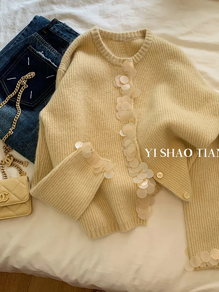 2022 Autumn Winter Women Solid Color Knitted Cardigan Sequins Decoration French Sweater Ladies Vintage Knitwear Single Breasted
2022 Autumn Winter Women Solid Color Knitted Cardigan Sequins Decoration French Sweater Ladies Vintage Knitwear Single Breasted