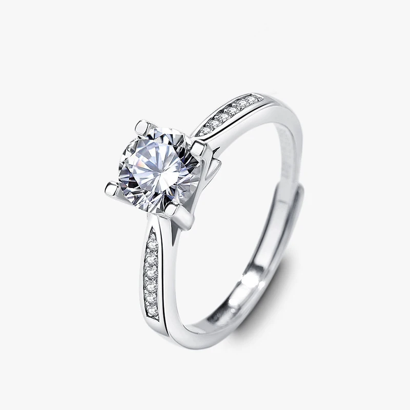 One carat Moissanite Popular Personality Ring Women's 925 Sterling Silver Four claw Ring Valentine's Day Gift Light and Adjustab
One carat Moissanite Popular Personality Ring Women's 925 Sterling Silver Four claw Ring Valentine's Day Gift Light and Adjustab