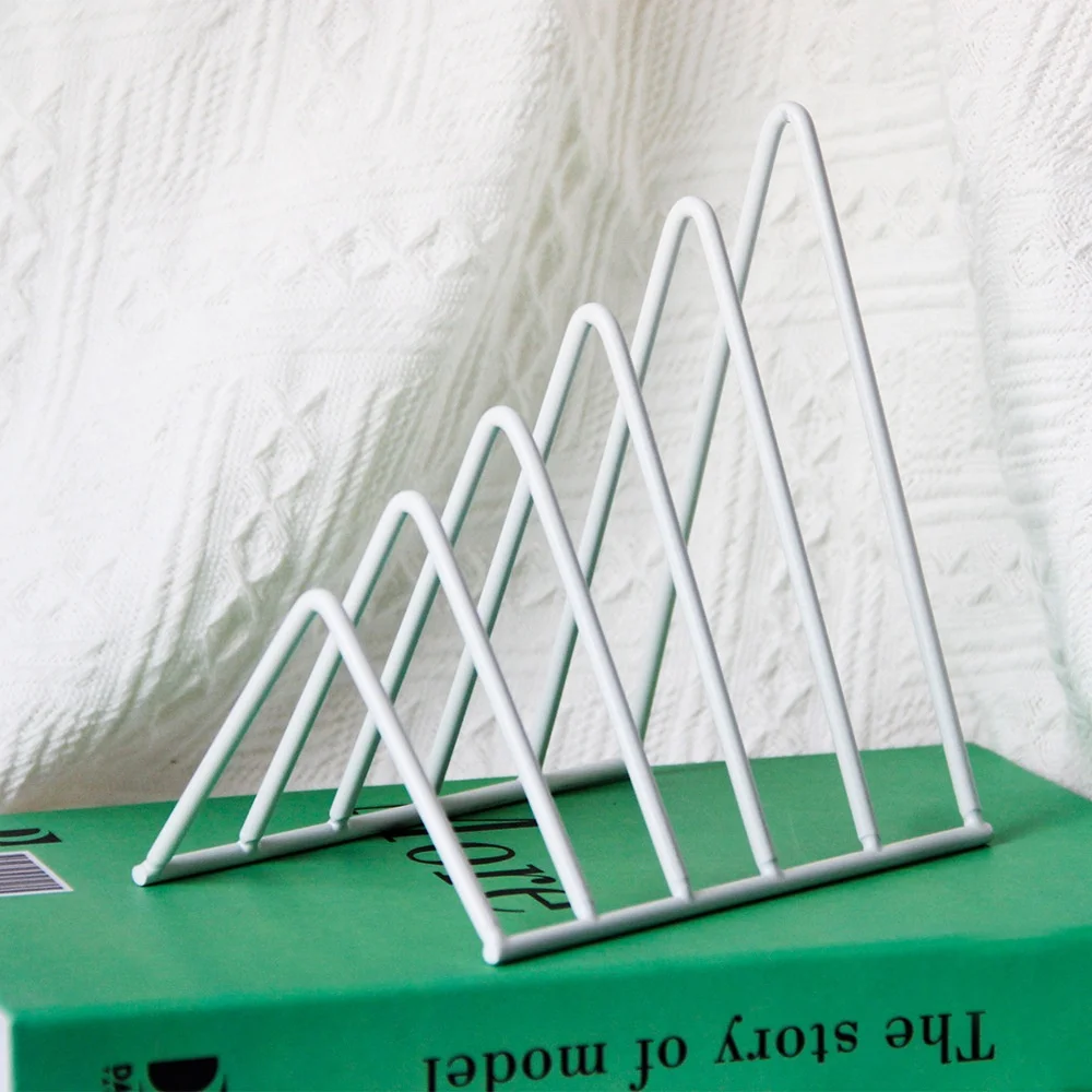 Household Bookshelf Desktop Multifunctional Shelf Magazine Simple Triangle Shelf Organization Storage Storage Rack Nordic Iron 
Household Bookshelf Desktop Multifunctional Shelf Magazine Simple Triangle Shelf Organization Storage Storage Rack Nordic Iron