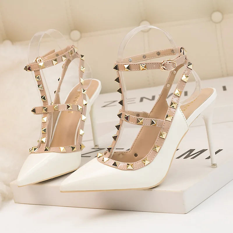 2022 New 10CM PUMPS woman Sexy nightclub stiletto heels patent-leather metallic rivet hollow Roman fashion sandals and size34-39
2022 New 10CM PUMPS woman Sexy nightclub stiletto heels patent-leather metallic rivet hollow Roman fashion sandals and size34-39