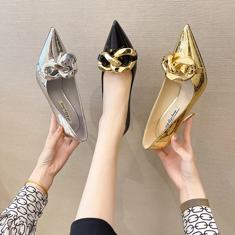 Women's shoes Summer 2021 new pointed high heels women stiletto metal chain design sense dress banquet single shoes women
Women's shoes Summer 2021 new pointed high heels women stiletto metal chain design sense dress banquet single shoes women