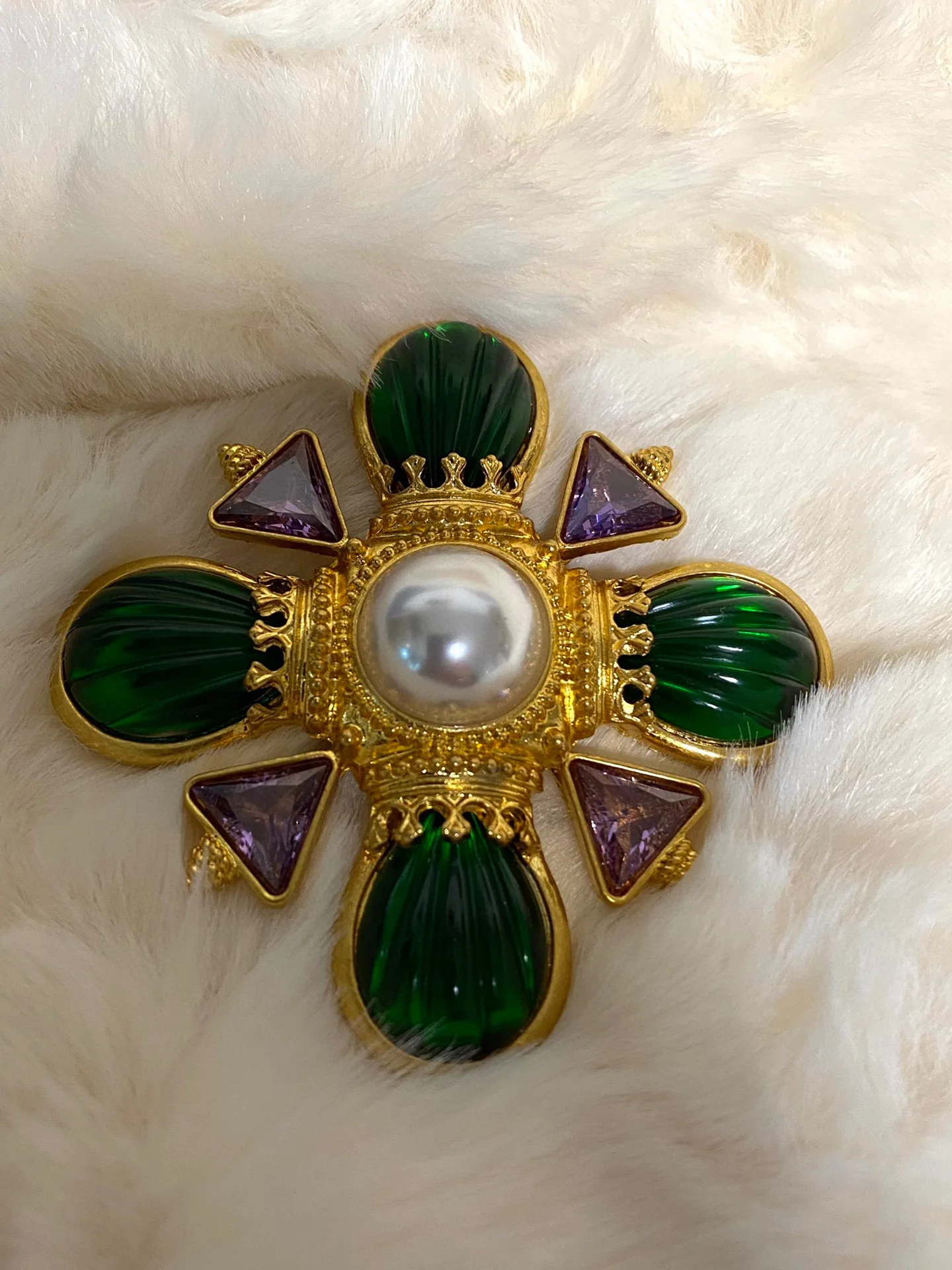

Europe and the United States Vintage Gold-plated Fashion Glass Zircon Inlaid Court Style Women's Brooch