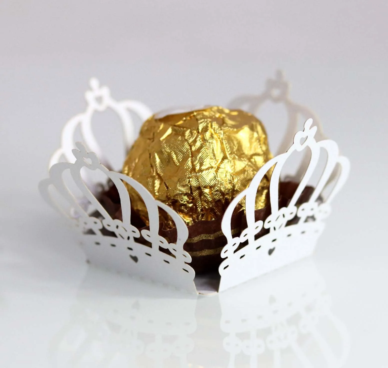 100pcs Little Crown Box Laser Cut Cupcake Wrapper Liner Baking Cup Chocolate Bar Cake For Wedding Birthday Party Favor Decor
100pcs Little Crown Box Laser Cut Cupcake Wrapper Liner Baking Cup Chocolate Bar Cake For Wedding Birthday Party Favor Decor