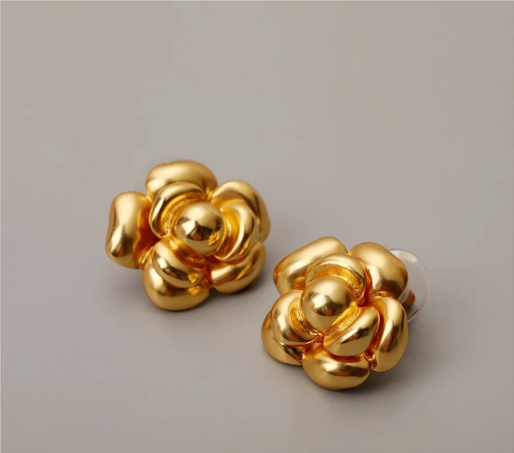 New 2022 Original Design High Protection Electroplated 18K Gold Retro French Camellia Earrings
New 2022 Original Design High Protection Electroplated 18K Gold Retro French Camellia Earrings
