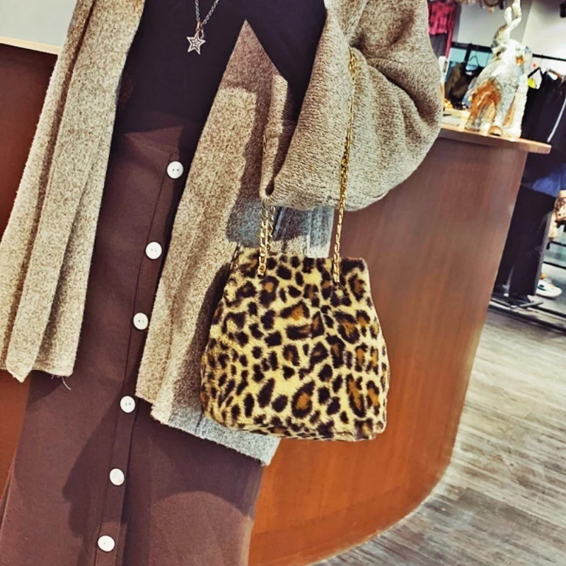 New Korean Version Fur Leopard Print Handbag with Versatile Temperament One Shoulder Crossbody Bag Plush Bag Chain Bag
New Korean Version Fur Leopard Print Handbag with Versatile Temperament One Shoulder Crossbody Bag Plush Bag Chain Bag