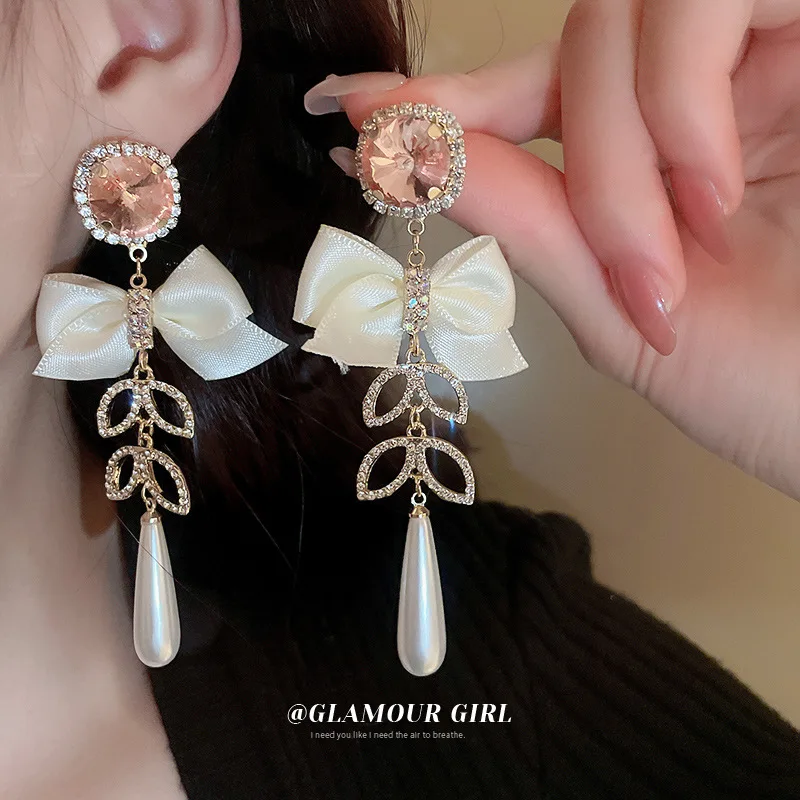 2023 Luxury Vintage Crystal Pearl Bow Drop Earrings for Women Lady Trendy Top Grade Holiday Party Earrings Sweet Jewelry Gift
2023 Luxury Vintage Crystal Pearl Bow Drop Earrings for Women Lady Trendy Top Grade Holiday Party Earrings Sweet Jewelry Gift