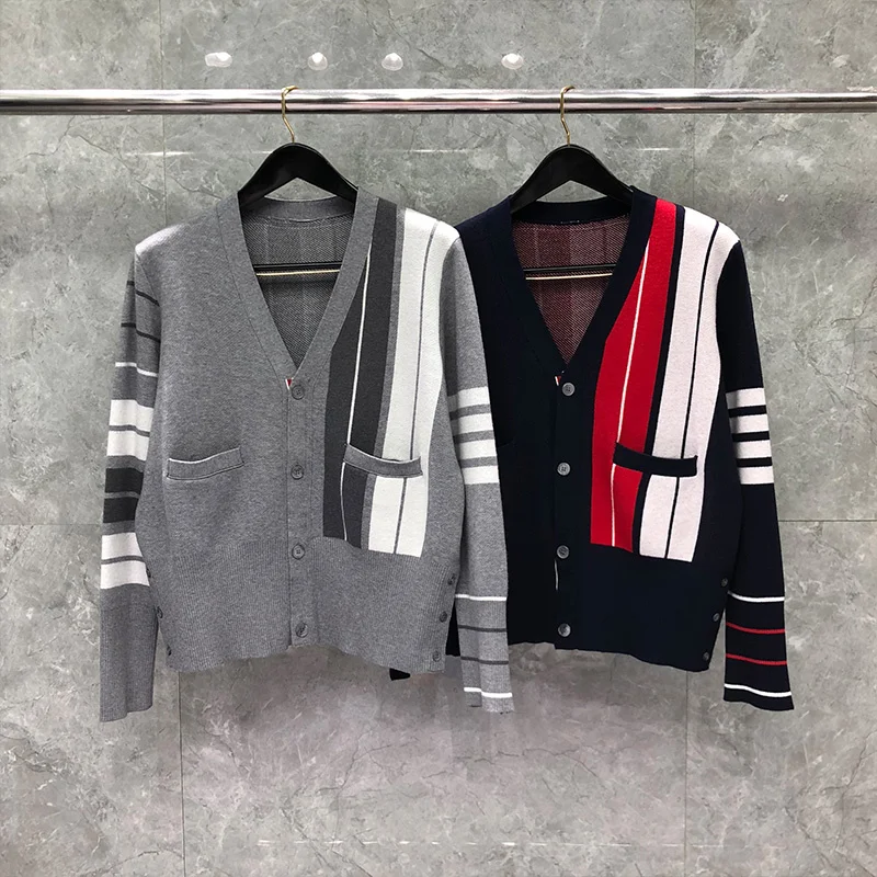 TB THOM Sweater Autunm Winter Sweatesr Male Fashion Brand Men's Clothing Fun-Mix Fine Cotton Classic 4-Bar V-Neck Cardigan Coats
TB THOM Sweater Autunm Winter Sweatesr Male Fashion Brand Men's Clothing Fun-Mix Fine Cotton Classic 4-Bar V-Neck Cardigan Coats