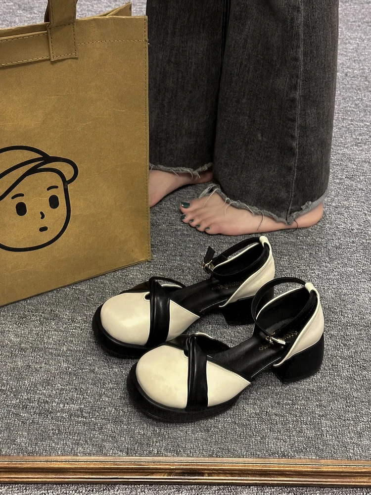 Сандалии женские на среднем каблуке, с круглым носком и ремешком 
Сандалии женские на среднем каблуке, с круглым носком и ремешком