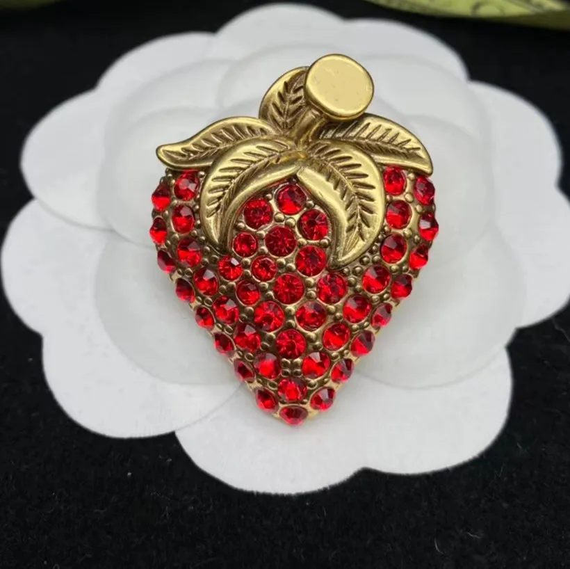 

Fashion Brand Design Vintage Red Diamond Strawberry Brooches European Crystal Sweater Pins Brooch For Women Party Jewelry Gift