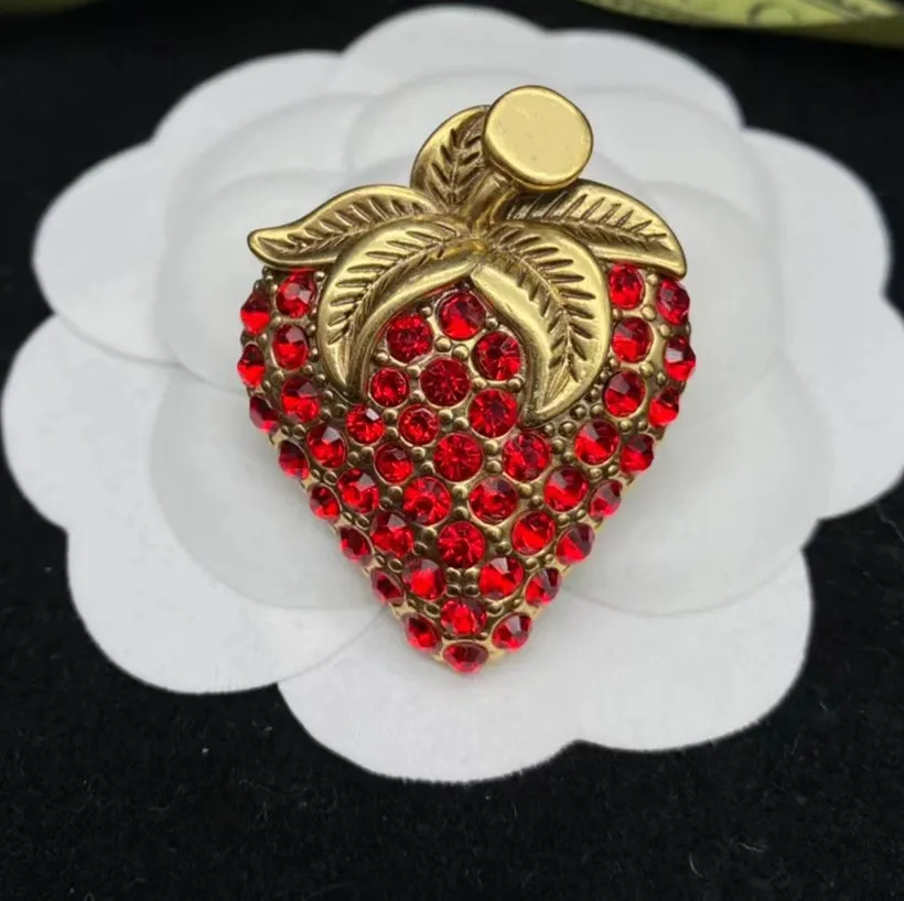 Fashion Brand Design Vintage Red Diamond Strawberry Brooches European Crystal Sweater Pins Brooch For Women Party Jewelry Gift
Fashion Brand Design Vintage Red Diamond Strawberry Brooches European Crystal Sweater Pins Brooch For Women Party Jewelry Gift